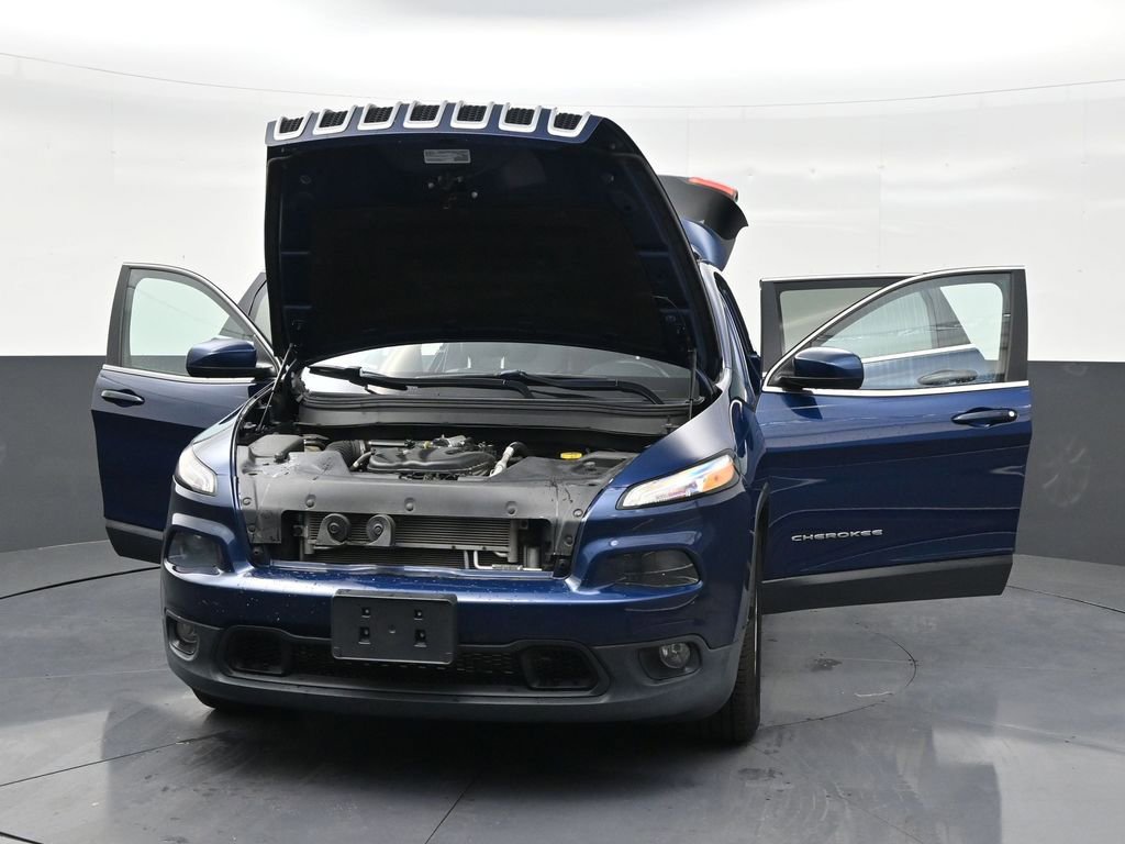 Used 2018 Jeep Cherokee Latitude Plus w/ Cold Weather Group image 32