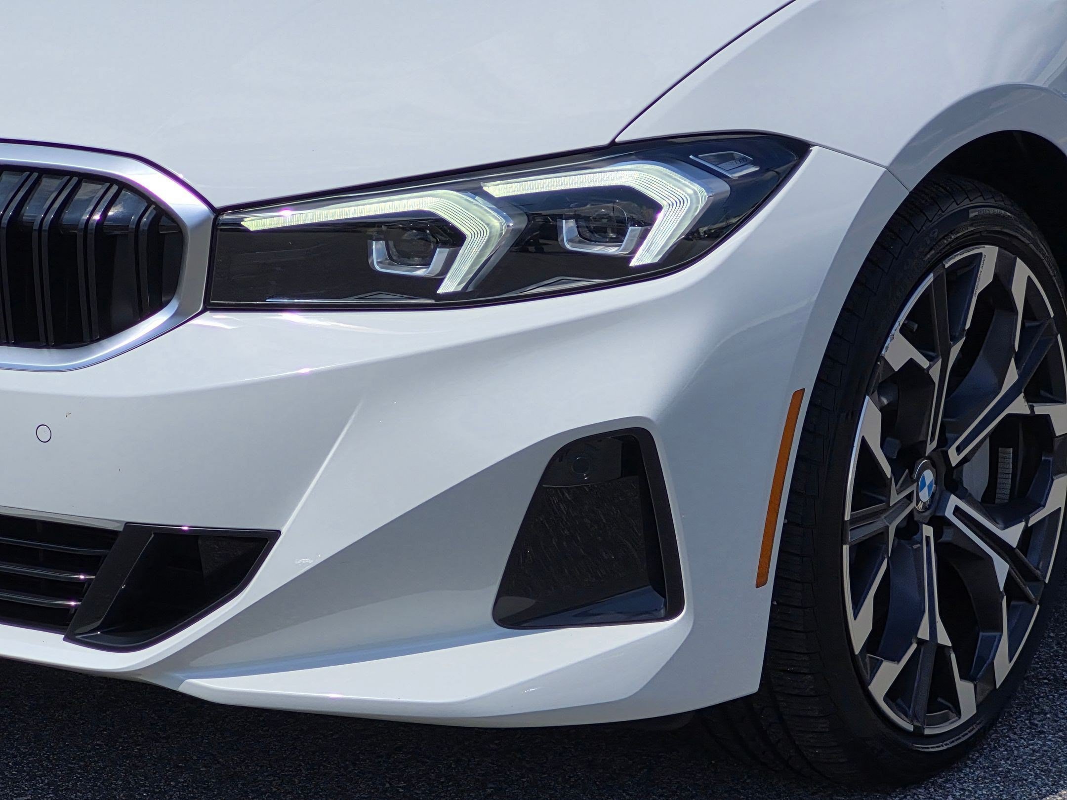 Used 2025 BMW 330i Sedan w/ M Sport Package RWD image 9