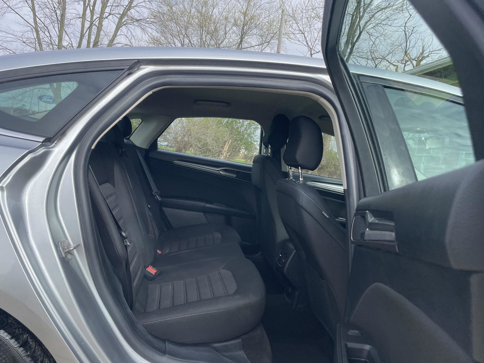 Used 2020 Ford Fusion SE image 30