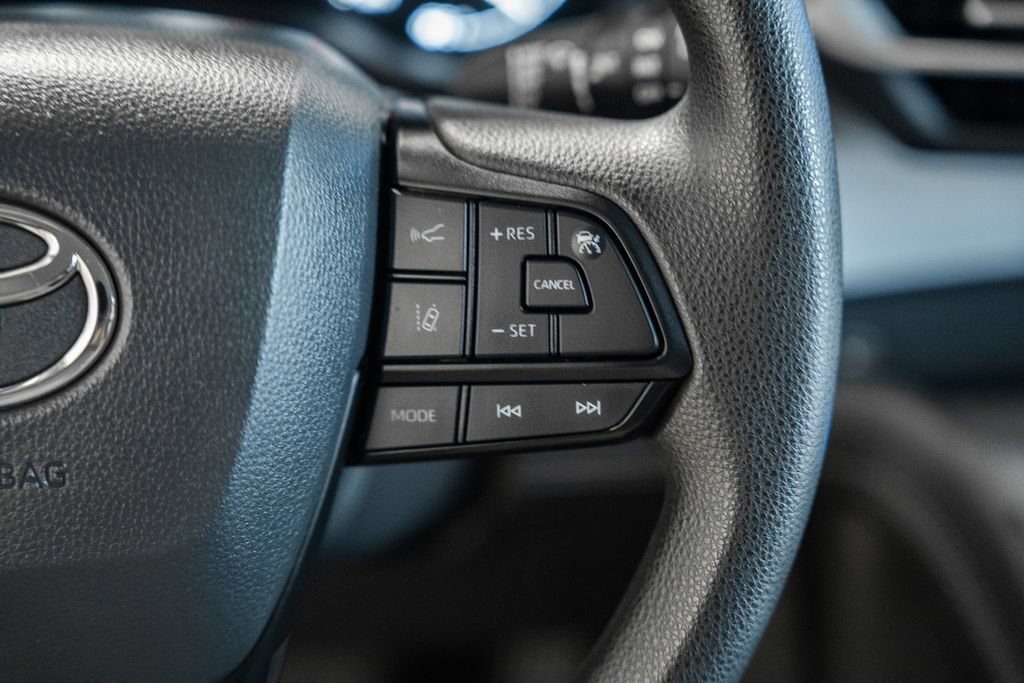 Used 2025 Toyota Sienna LE FWD image 25