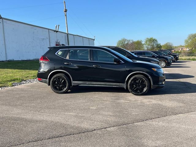 Used 2018 Nissan Rogue S image 2