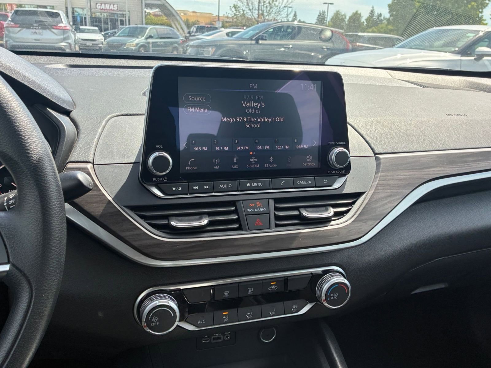 Used 2025 Nissan Altima 2.5 SV FWD image 17