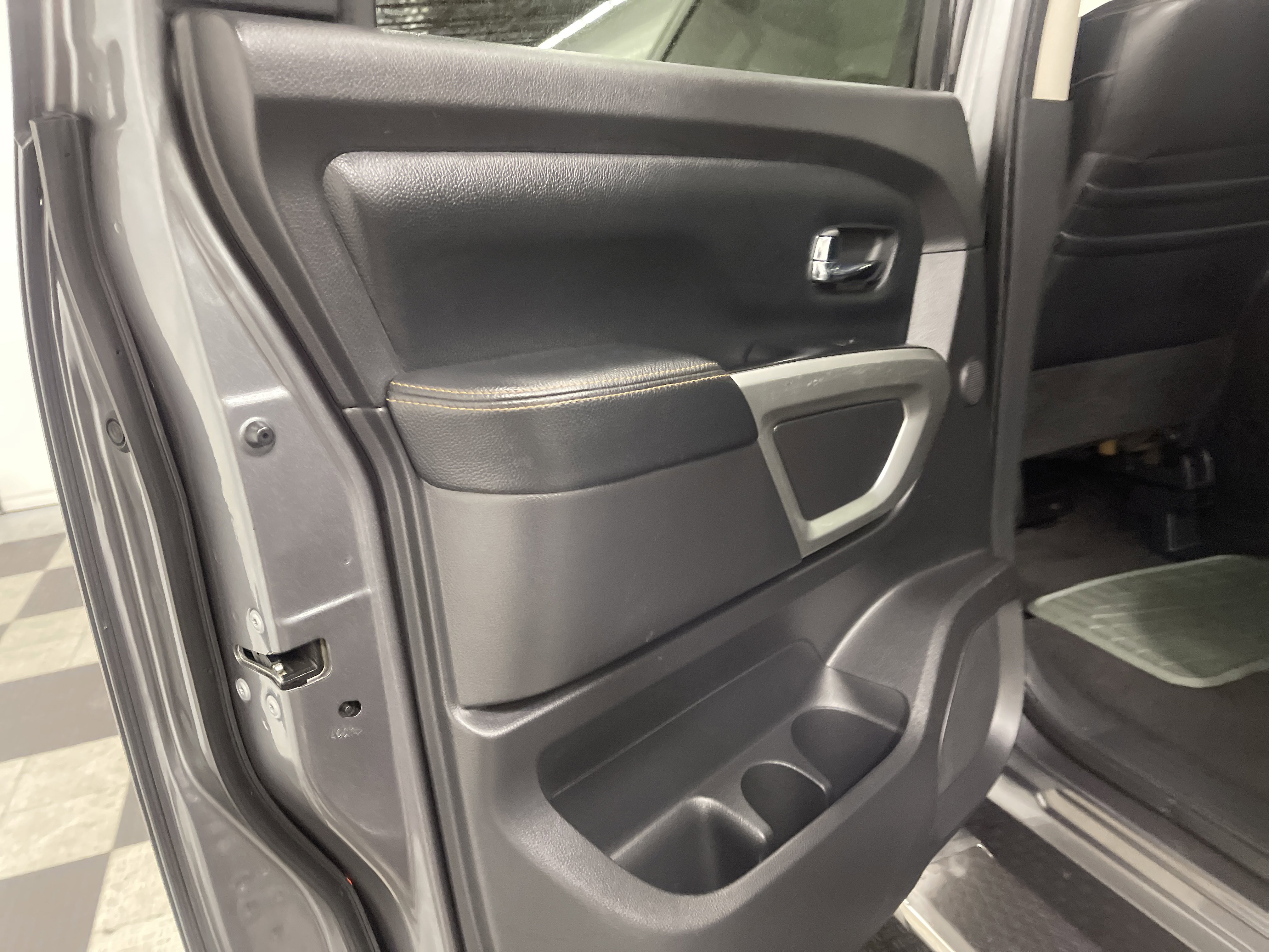 Used 2016 Nissan Titan SL AWD/4WD image 15