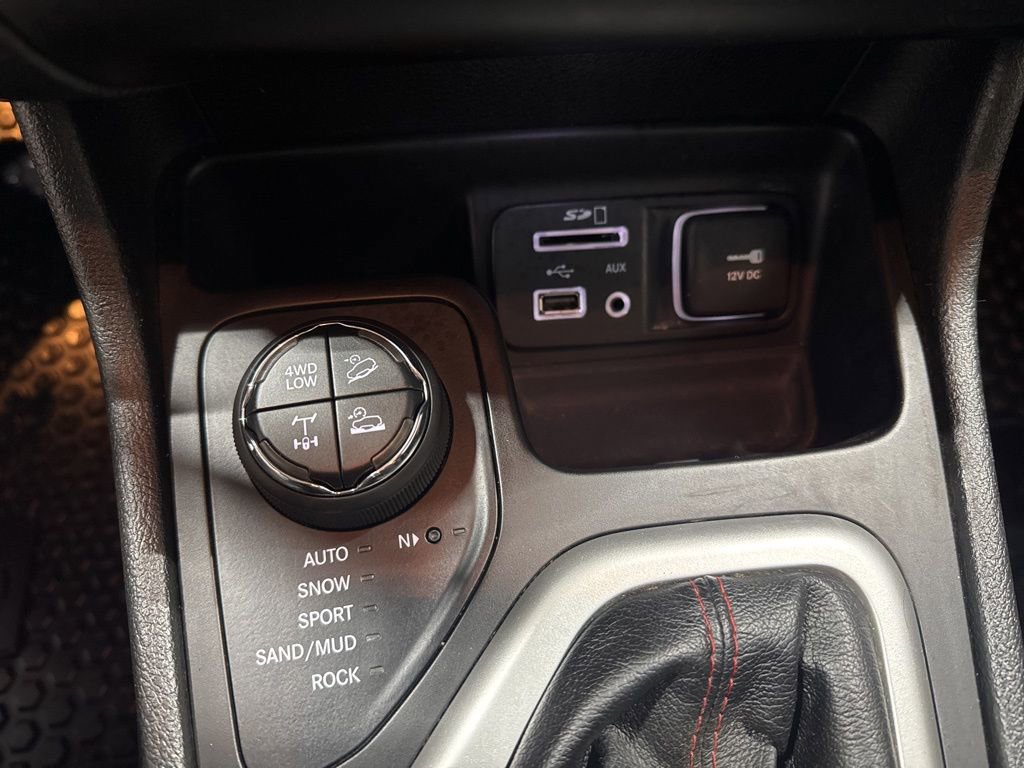 Used 2018 Jeep Cherokee Trailhawk w/ Comfort/Convenience Group image 14