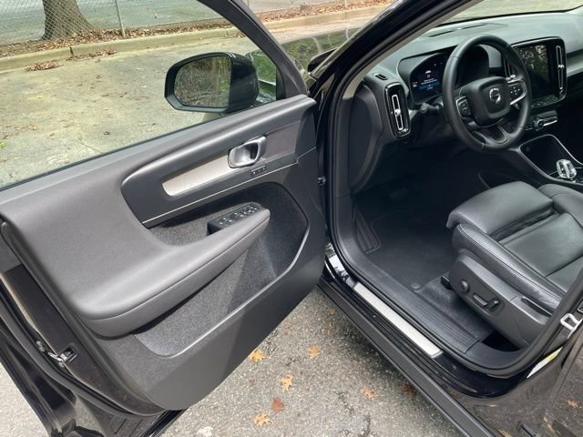 Certified 2025 Volvo XC40 B5 Plus AWD/4WD image 11