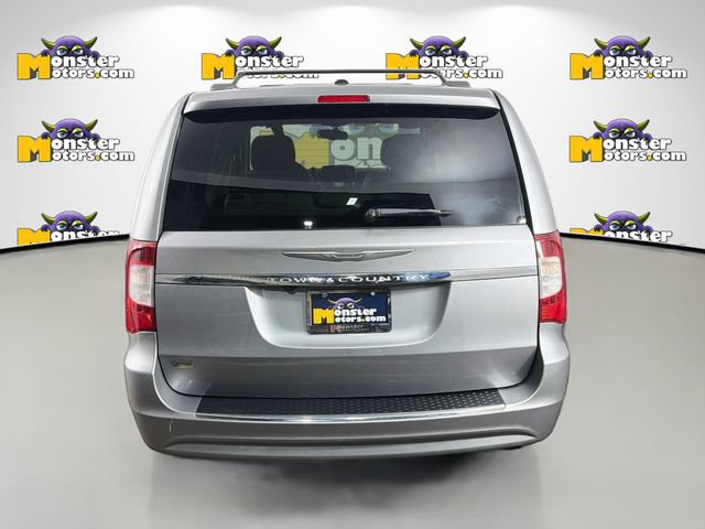 Used 2013 Chrysler Town & Country Touring FWD image 6