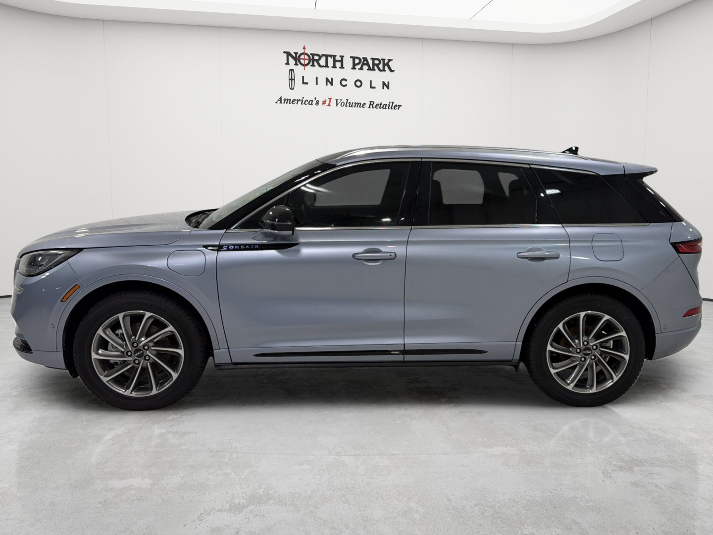 Used 2022 Lincoln Corsair Grand Touring w/ Towing Package AWD/4WD image 2