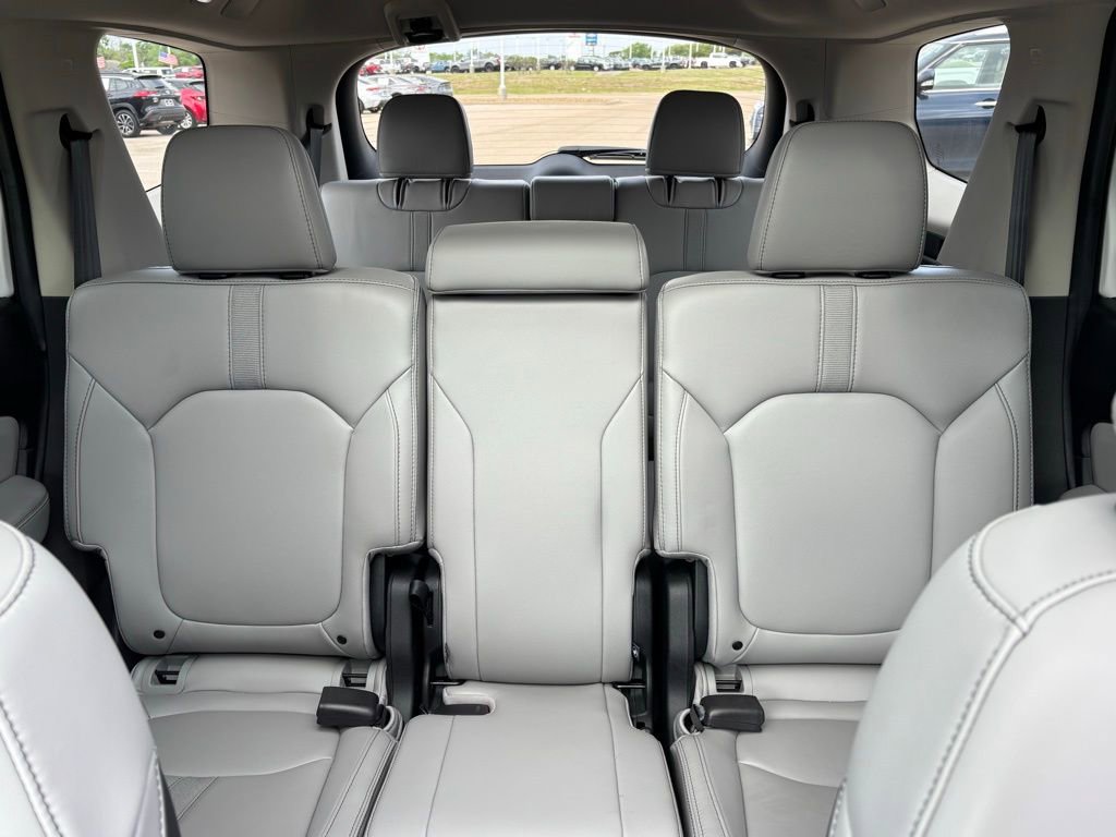 Used 2025 Honda Pilot Touring image 17