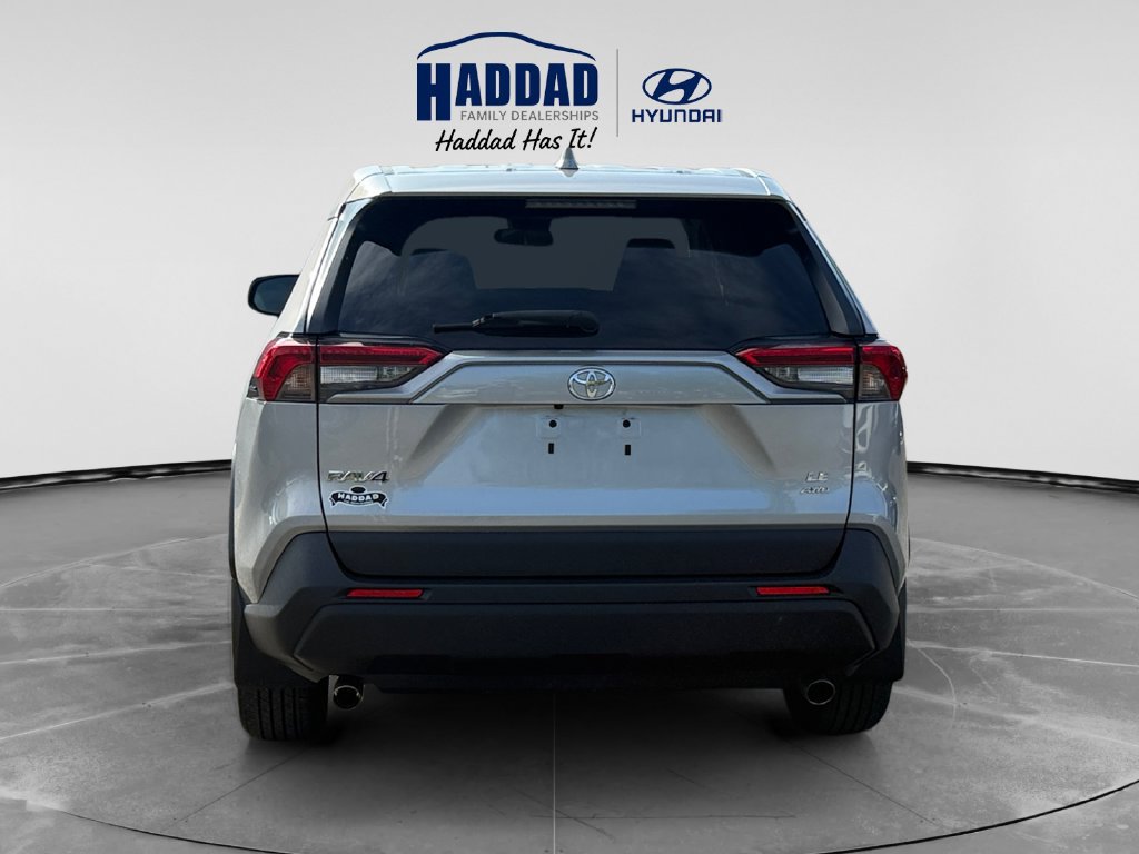 Used 2022 Toyota RAV4 LE AWD/4WD image 4