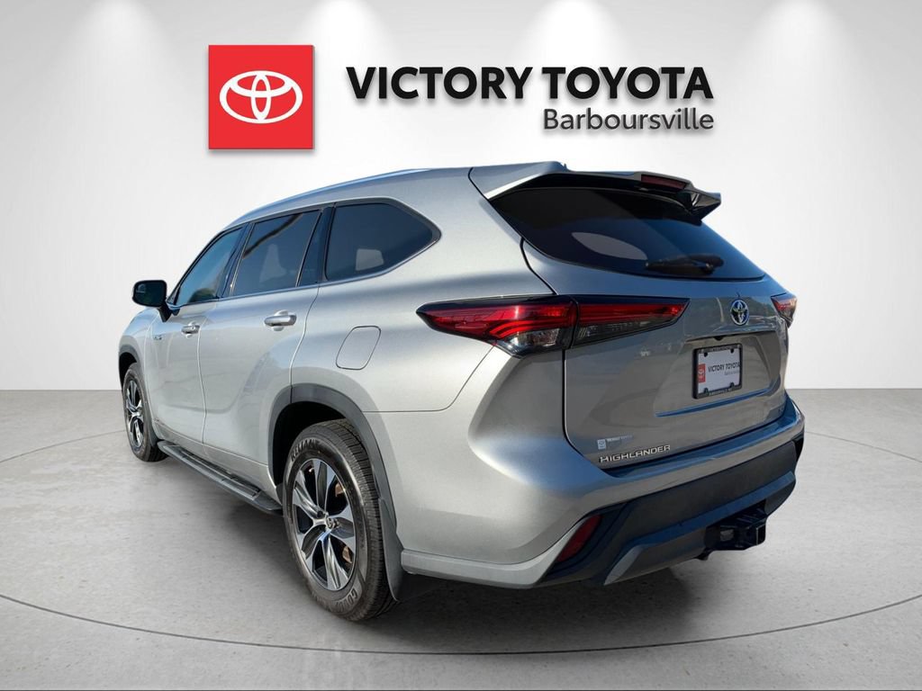 Used 2021 Toyota Highlander XLE AWD/4WD image 3