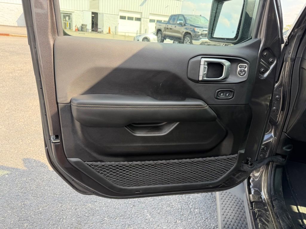 Used 2025 Jeep Wrangler Unlimited Sahara image 14