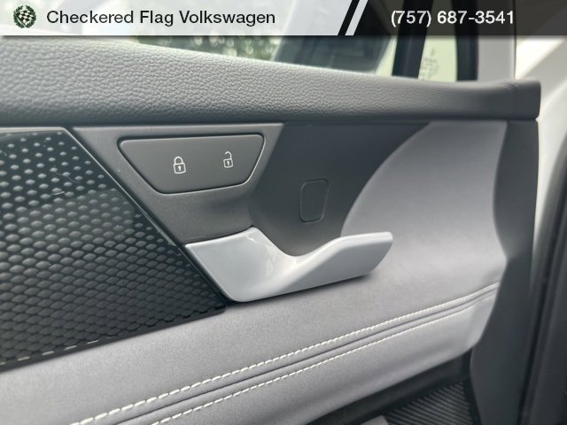 New 2025 Volkswagen Tiguan SE R-Line image 30