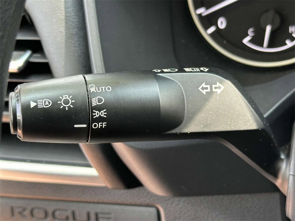 Used 2022 Nissan Rogue S image 18