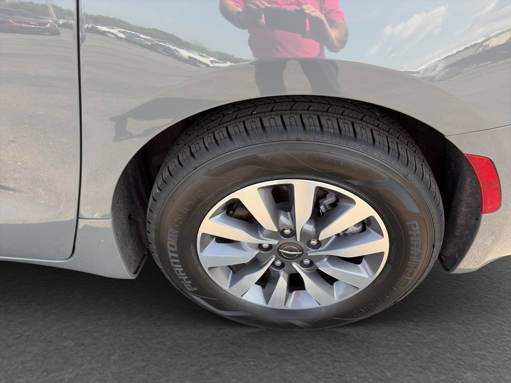 Used 2023 Chrysler Pacifica Touring-L FWD image 21