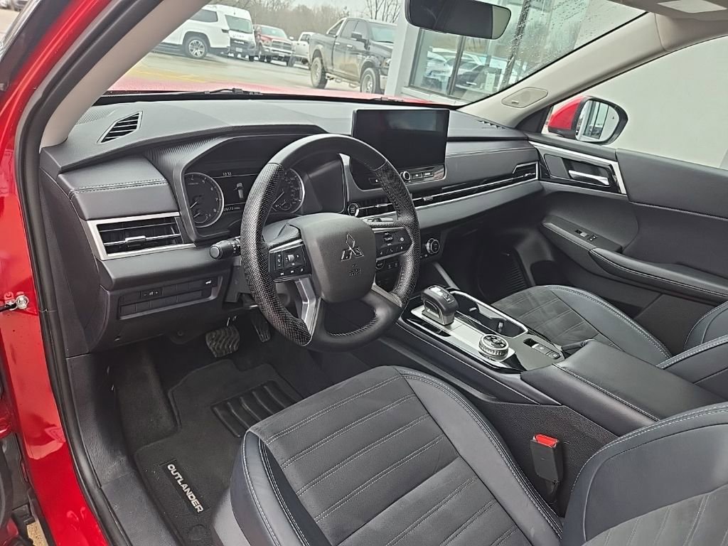 Used 2025 Mitsubishi Outlander SE image 32
