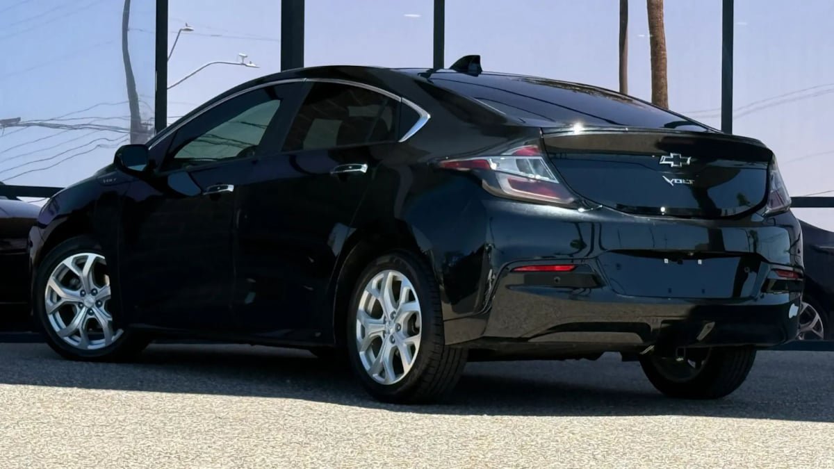 Used 2018 Chevrolet Volt Premier w/ Driver Confidence Package FWD image 7
