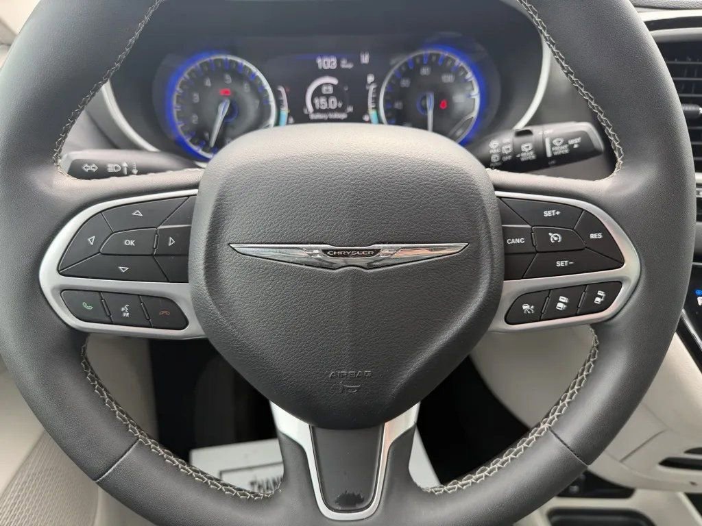 Used 2024 Chrysler Pacifica Touring-L FWD image 15