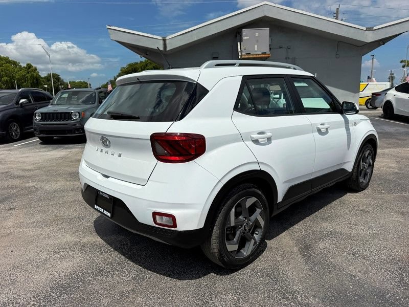 Used 2023 Hyundai Venue SEL FWD image 5