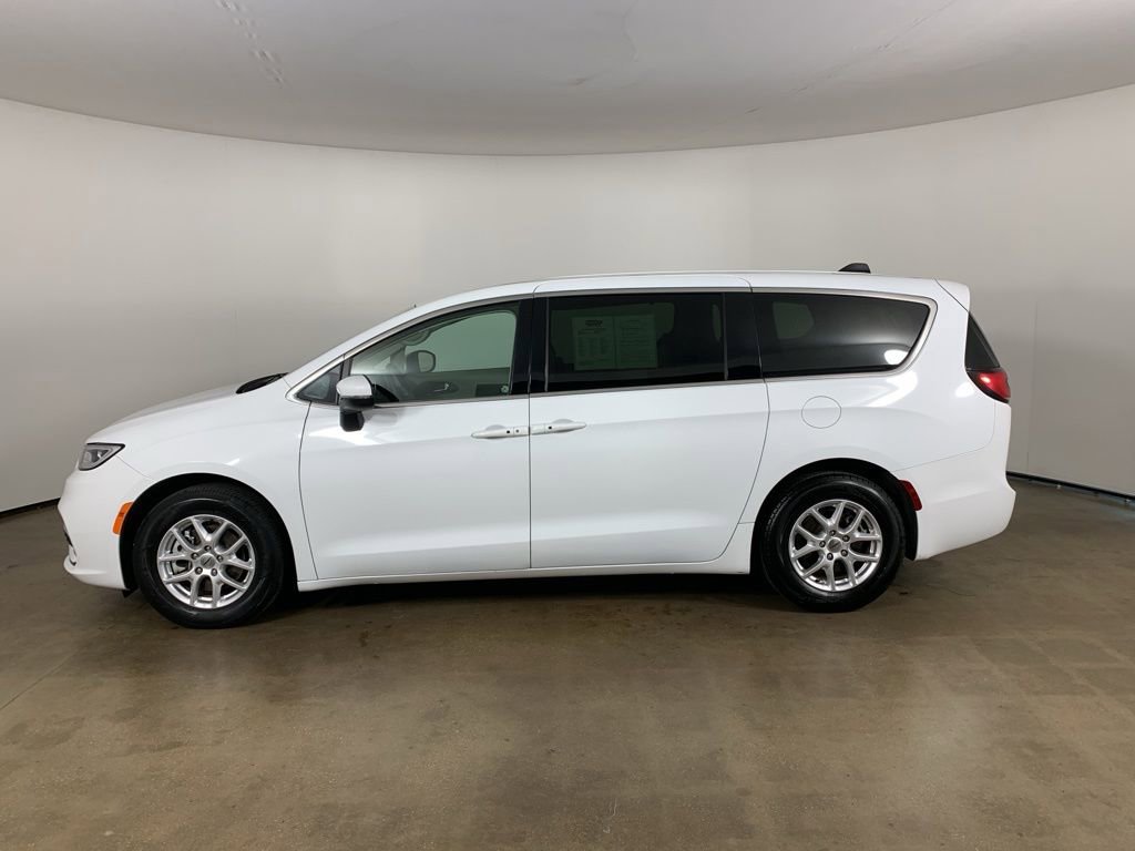 Used 2023 Chrysler Pacifica Touring-L FWD image 16
