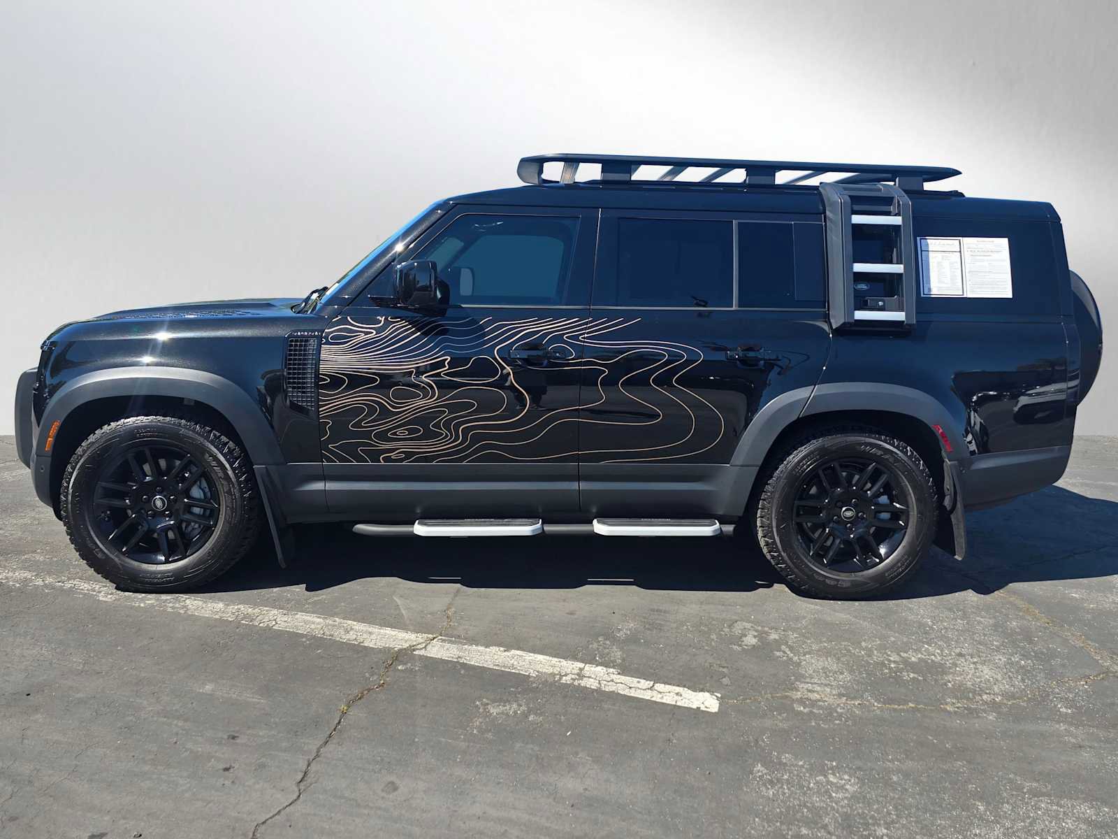 Used 2023 Land Rover Defender 130 SE image 2