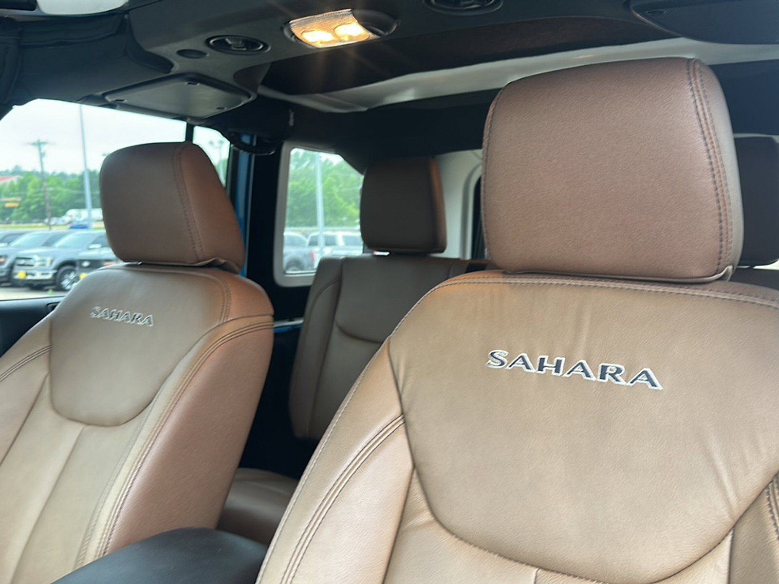 Used 2018 Jeep Wrangler Unlimited Sahara w/ Connectivity Group AWD/4WD image 24