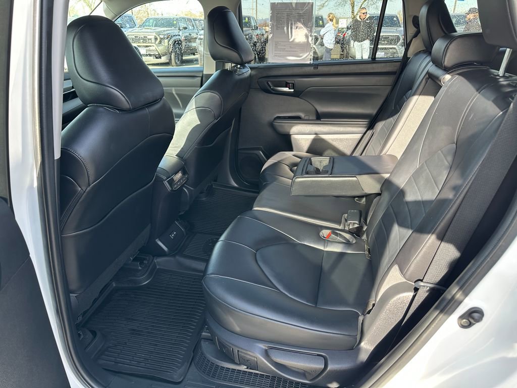 Used 2022 Toyota Highlander XLE image 14