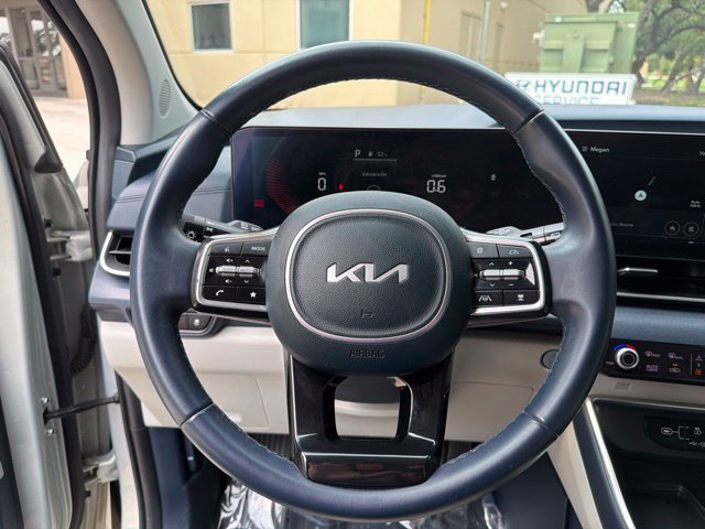 Used 2025 Kia Carnival EX FWD image 8