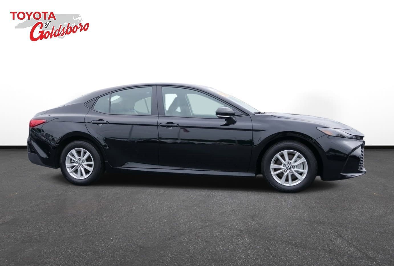 Used 2025 Toyota Camry LE image 4