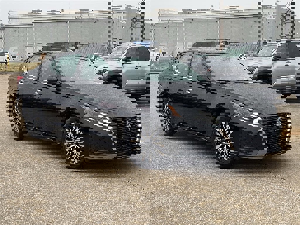 Used 2025 Nissan Altima 2.5 SV image 2