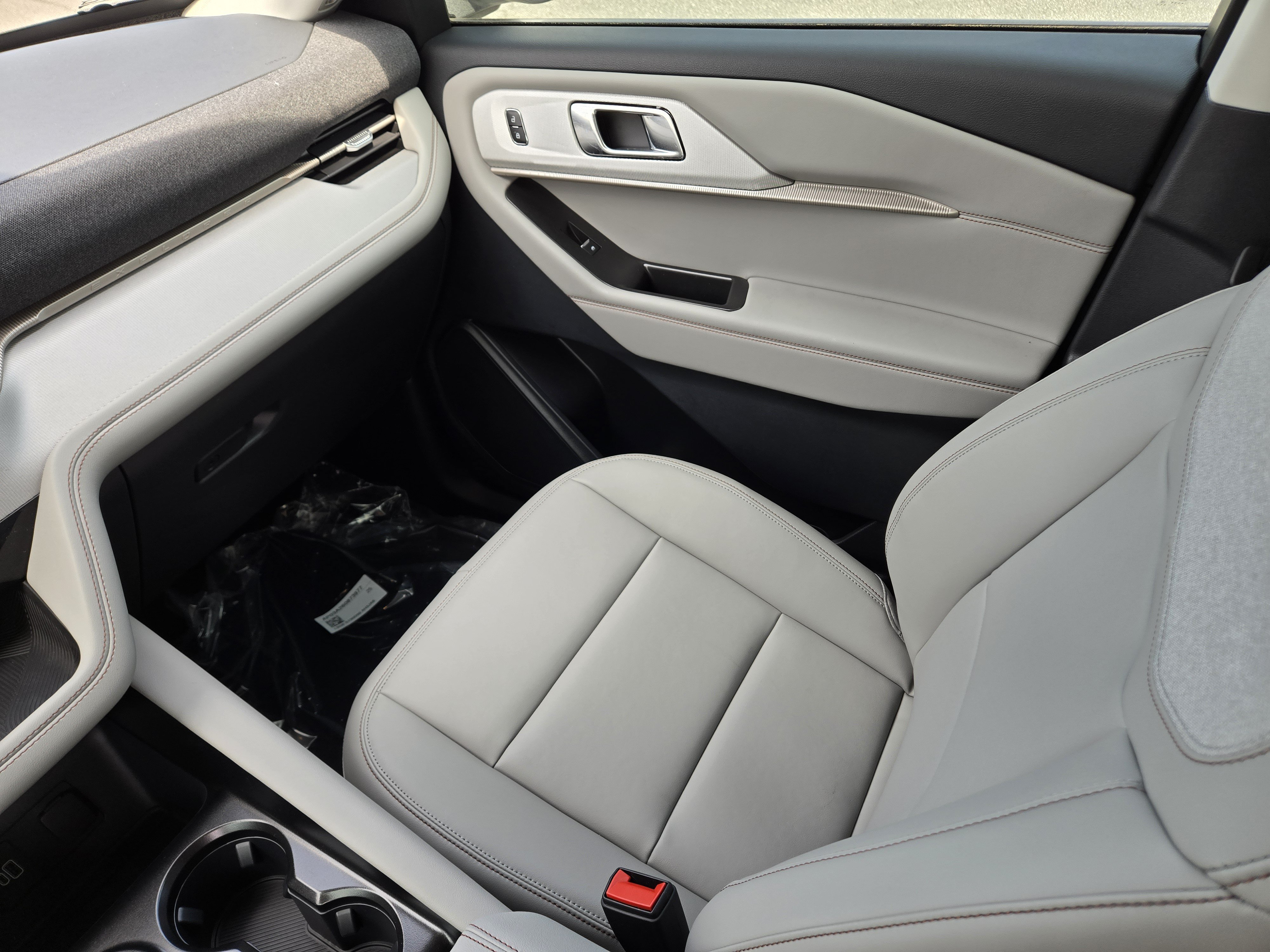 New 2026 Ford Explorer Active w/ Active Comfort Package RWD image 22