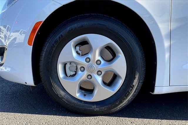 Used 2017 Chrysler Pacifica Touring Plus image 8