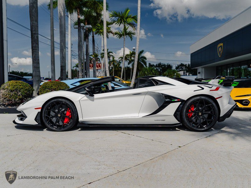 Used 2021 Lamborghini Aventador SVJ AWD/4WD image 4