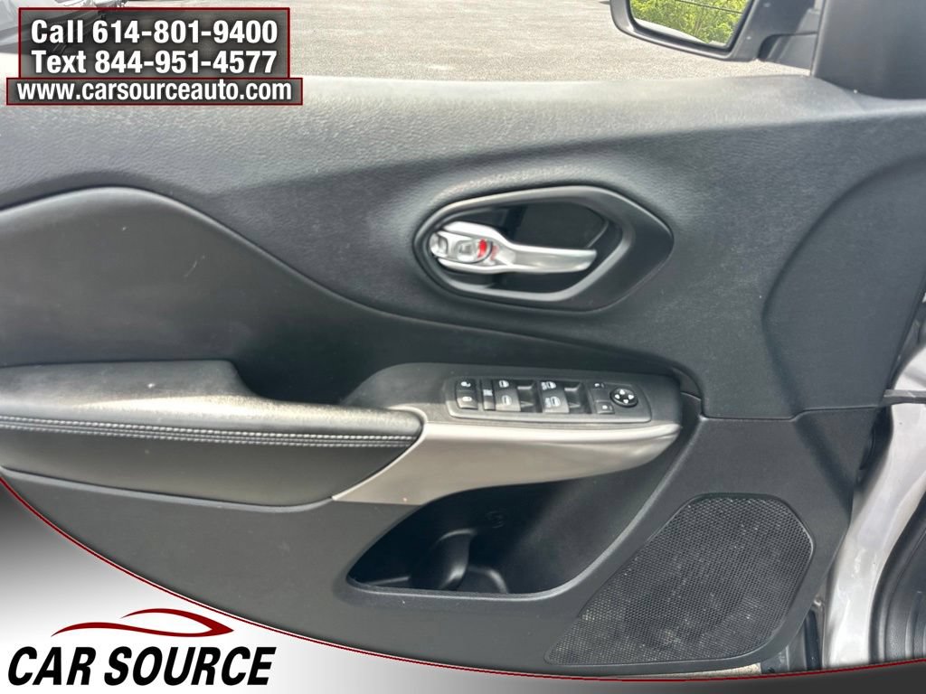 Used 2019 Jeep Cherokee Latitude Plus w/ Cold Weather Group AWD/4WD image 10