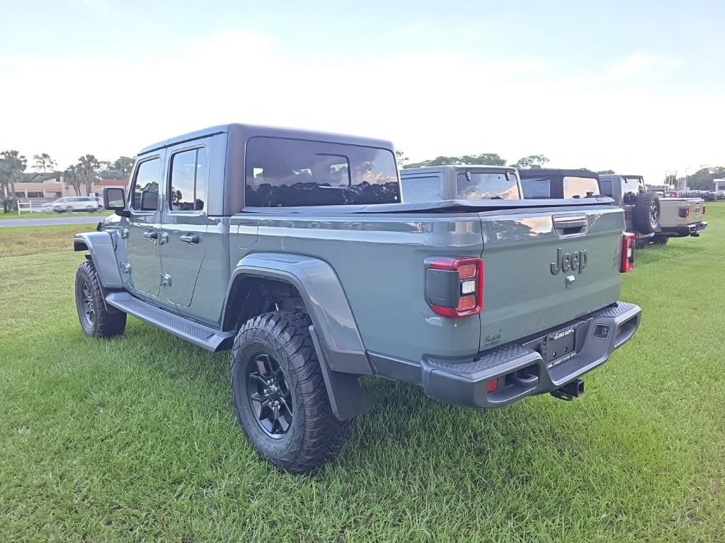 Used 2025 Jeep Gladiator Sport AWD/4WD image 2