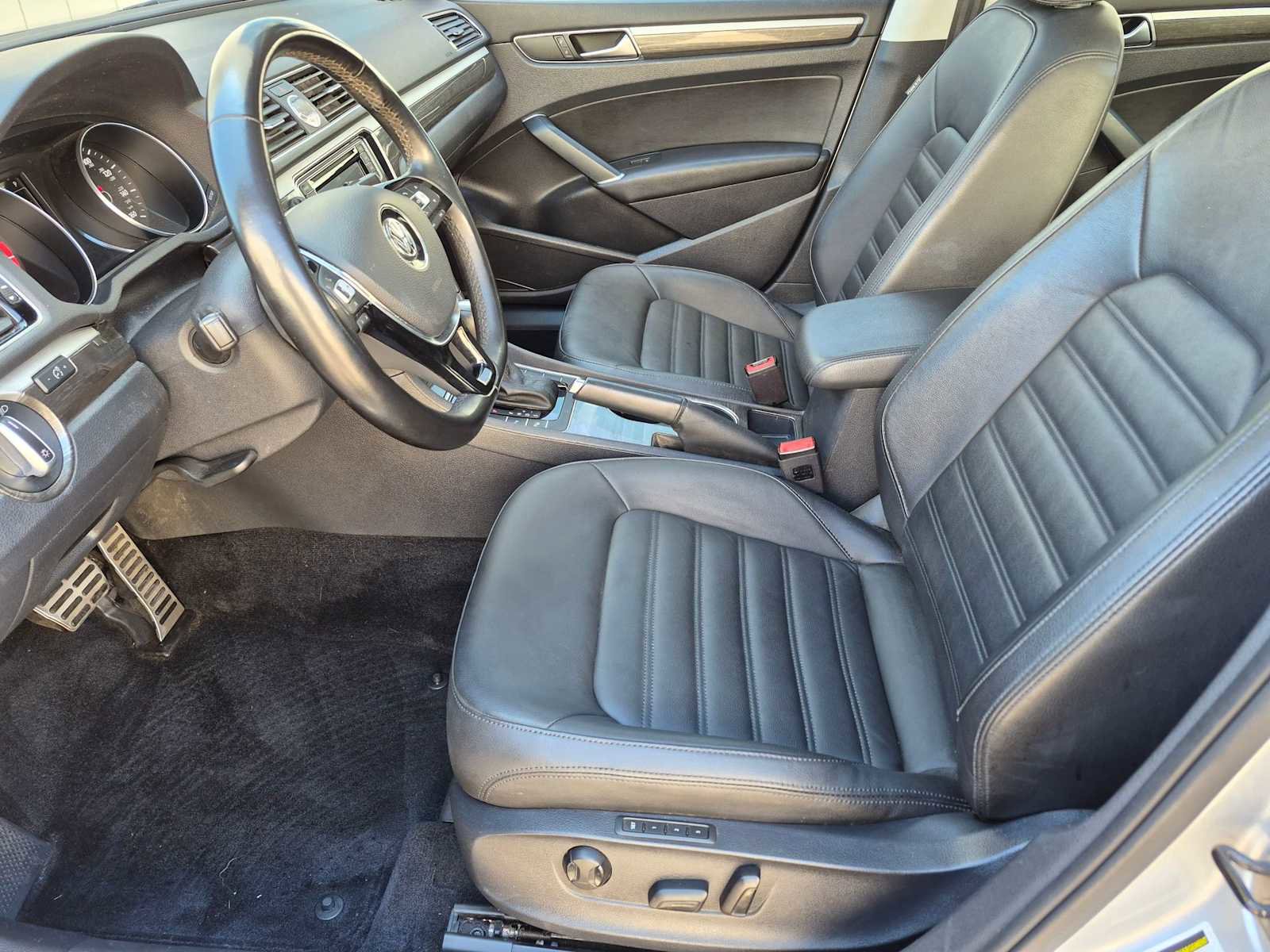 Used 2017 Volkswagen Passat 1.8T SEL Premium FWD image 15