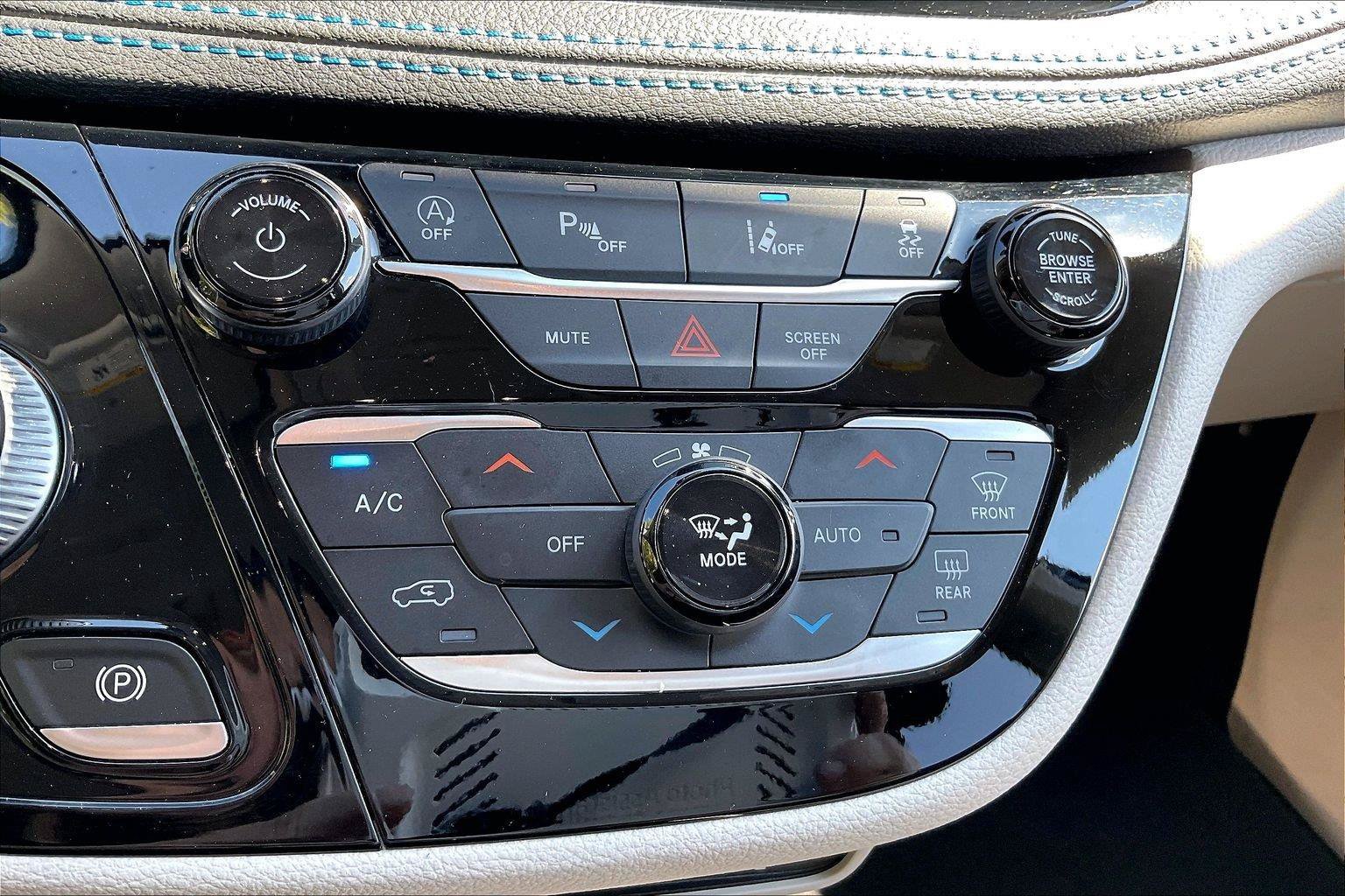 Used 2021 Chrysler Pacifica Touring w/ Cold Weather Group FWD image 33