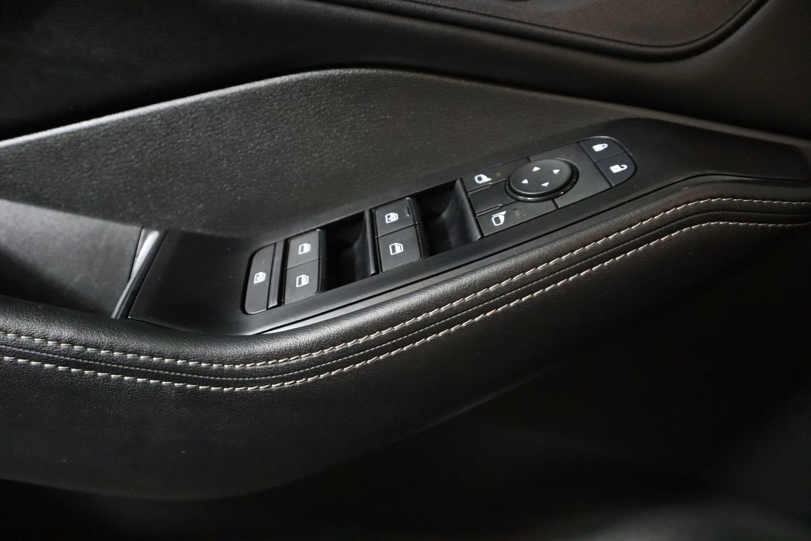 Used 2025 Nissan Rogue SV image 52