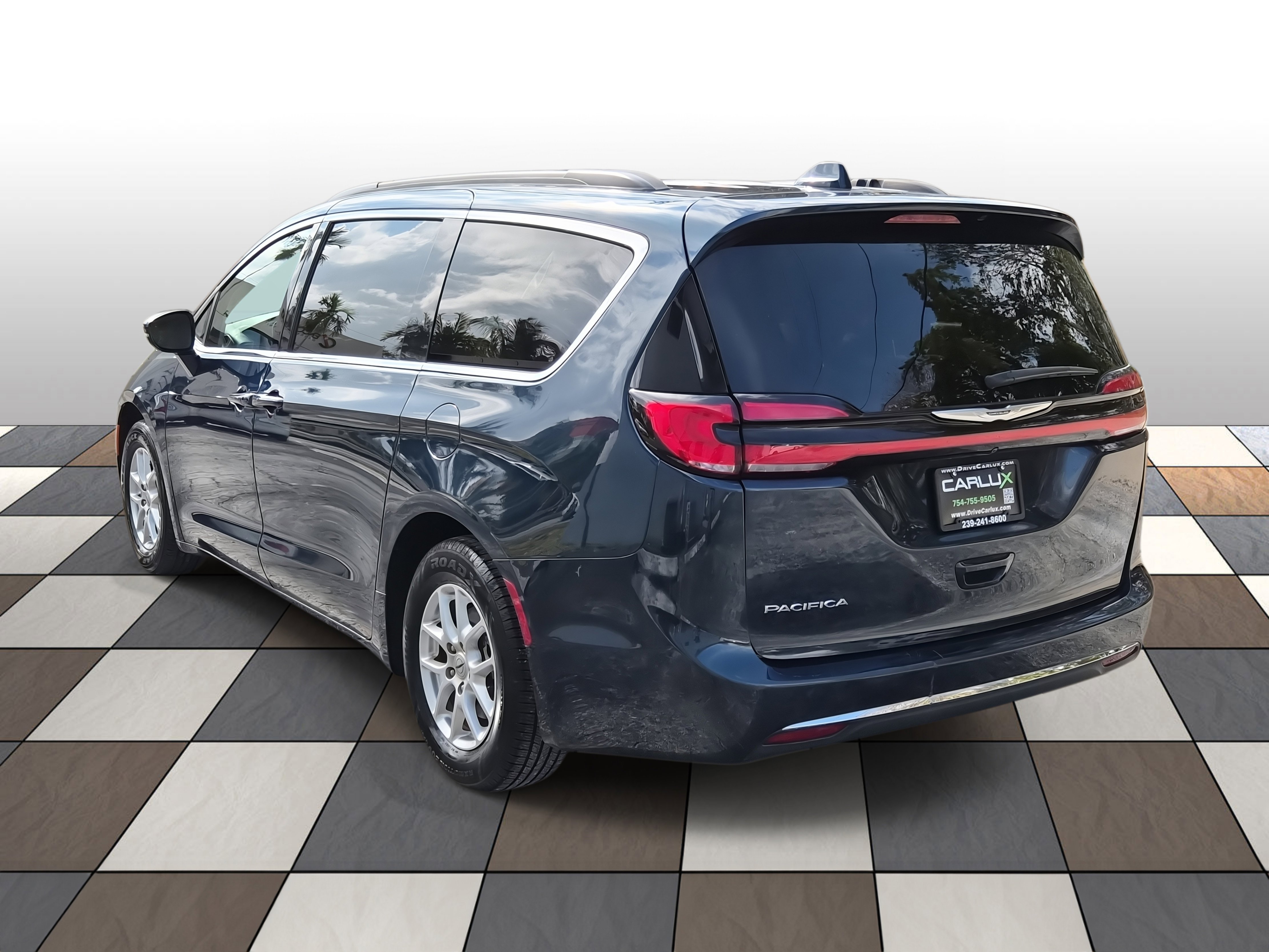 Used 2022 Chrysler Pacifica Touring-L image 6