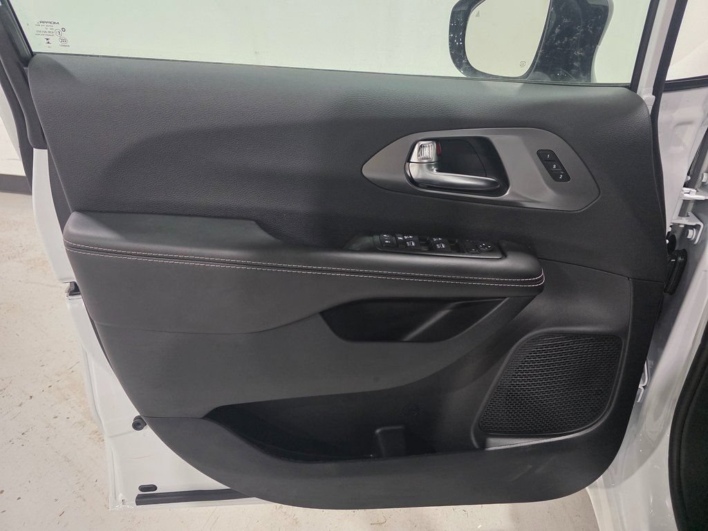 New 2026 Chrysler Pacifica Select FWD image 18