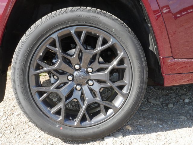 New 2025 Jeep Grand Cherokee Summit image 9