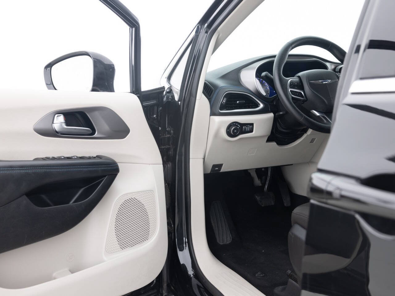 Used 2021 Chrysler Pacifica Touring FWD image 24