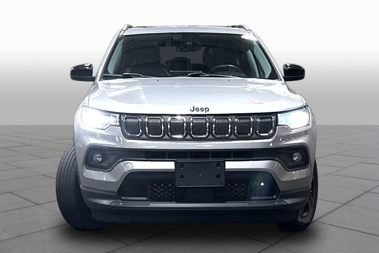 Used 2022 Jeep Compass Latitude w/ Sun and Sound Group AWD/4WD image 7