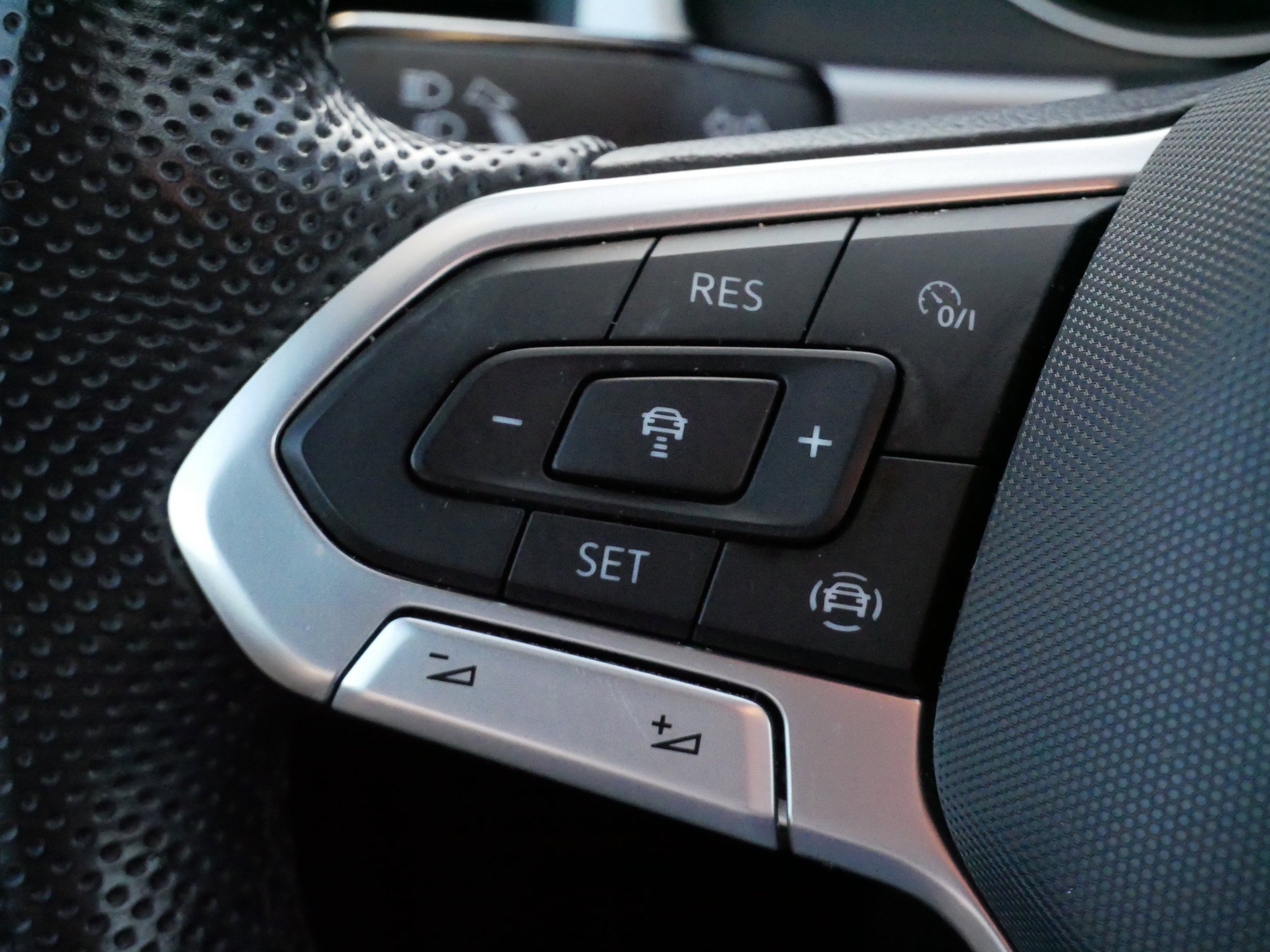 Certified 2021 Volkswagen Atlas Cross Sport SE w/ Panoramic Sunroof Package image 25