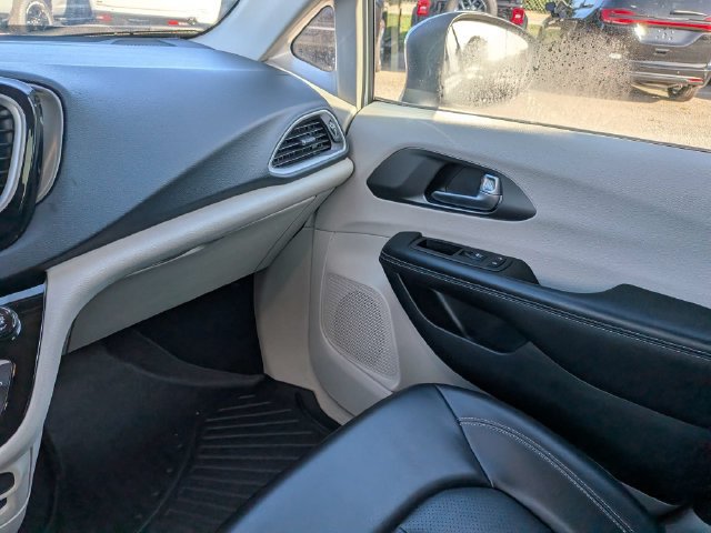 Used 2023 Chrysler Pacifica Touring-L FWD image 18
