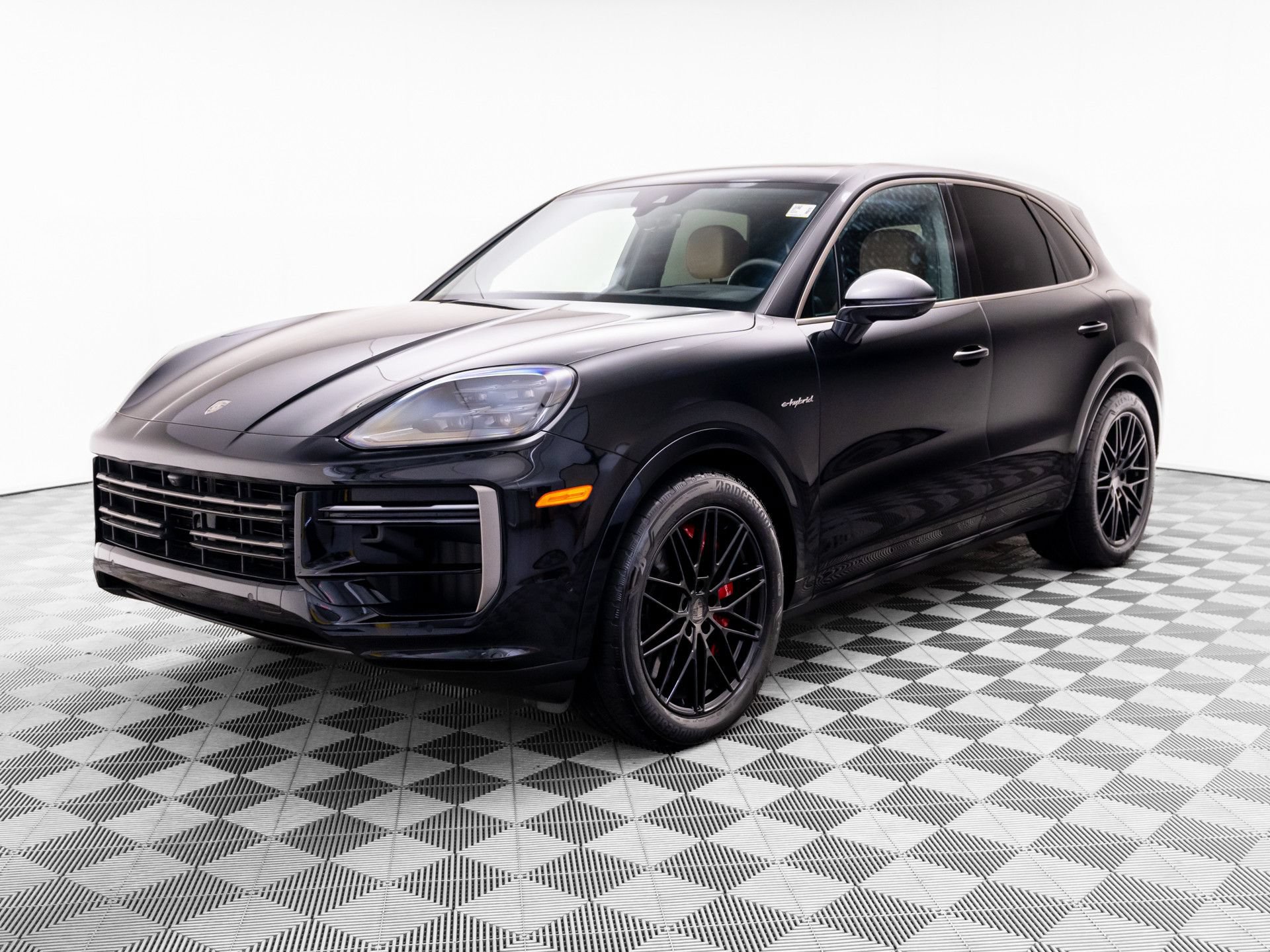 Certified 2025 Porsche Cayenne Turbo AWD/4WD image 1