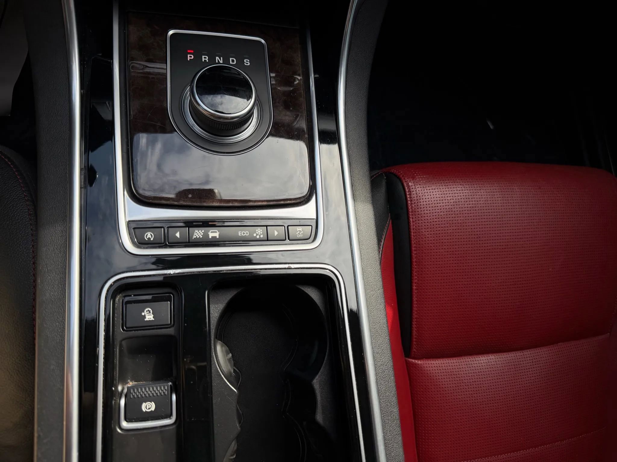 Used 2017 Jaguar XF R-Sport image 32