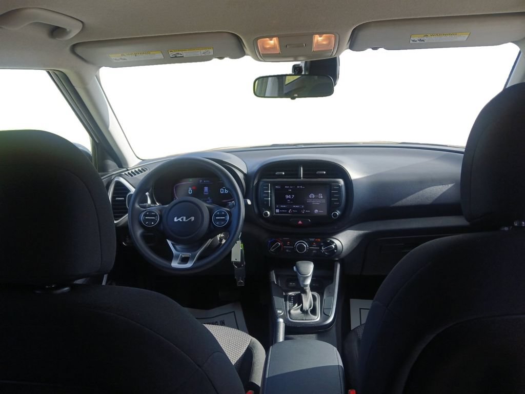 Used 2023 Kia Soul LX w/ LX Technology Package FWD image 5