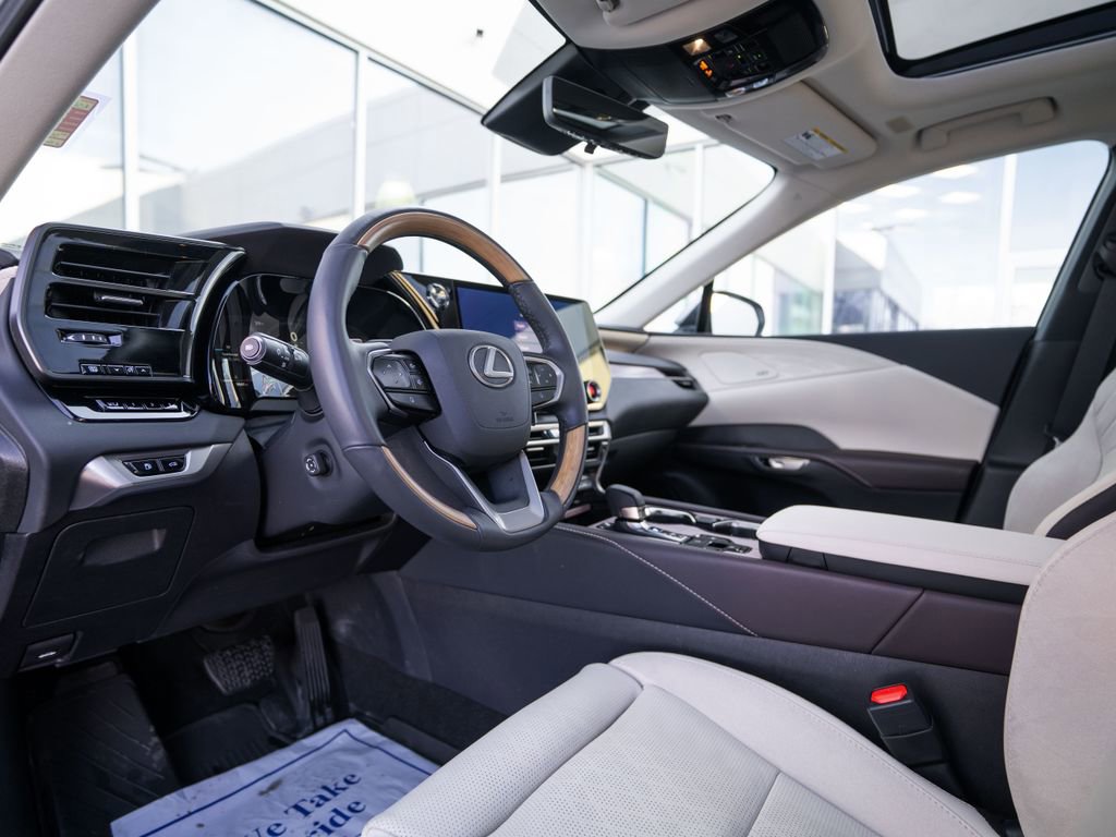 Used 2025 Lexus RX 350 w/ Convenience Package image 4