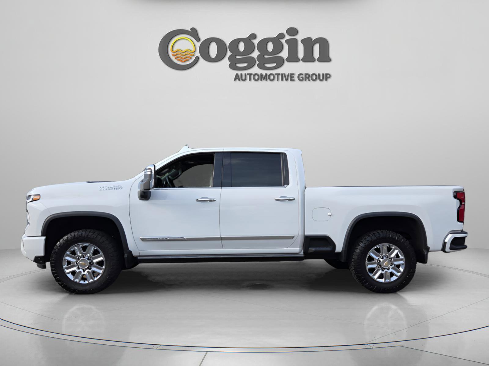 Used 2024 Chevrolet Silverado 2500 High Country w/ High Country Premium Package AWD/4WD image 2