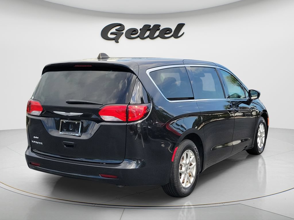 Used 2023 Chrysler Voyager LX FWD image 5